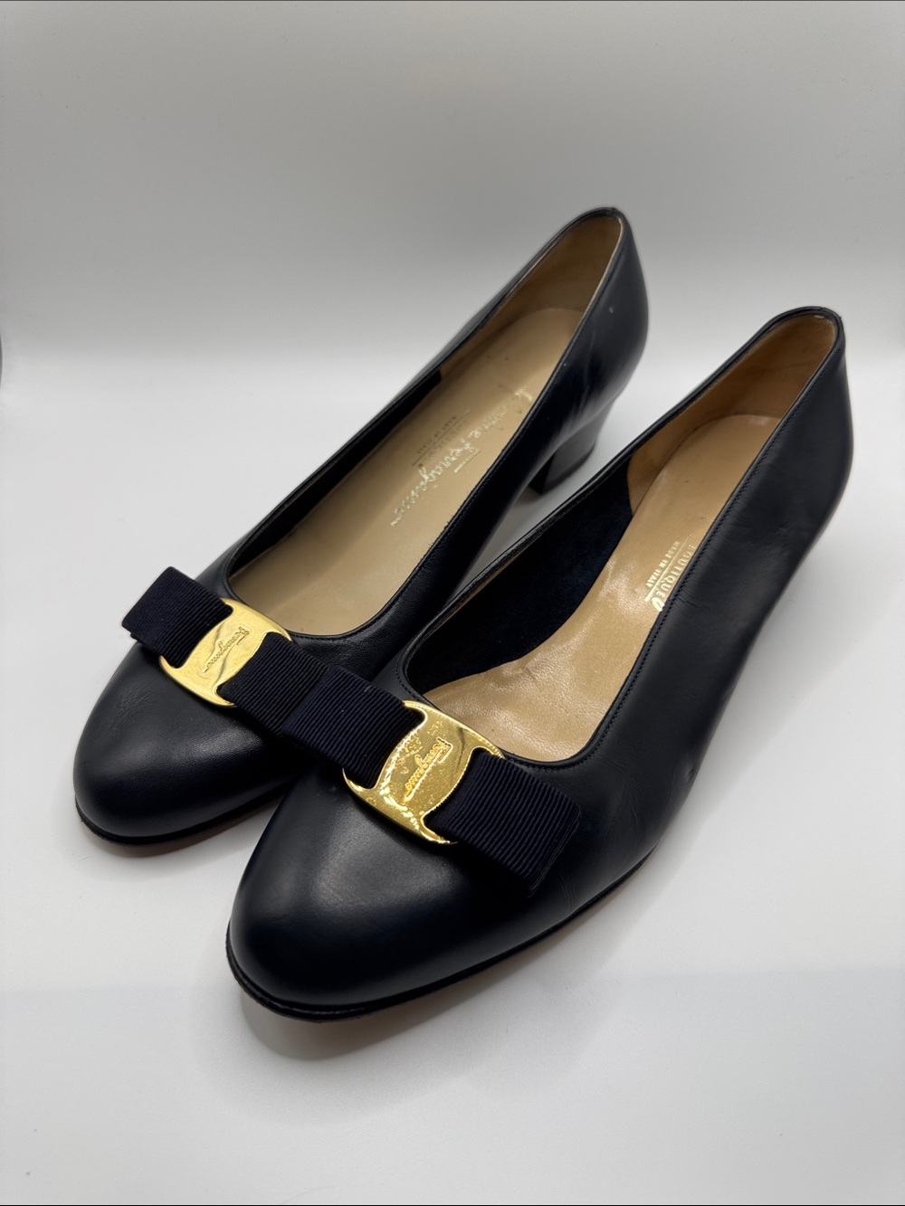 Salvatore Ferragamo navy blue Leather Vara Bow Pumps with Gold Buckle - Picture 2 of 13